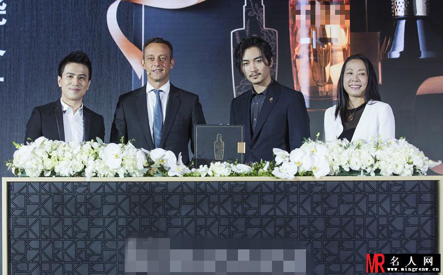 陈晓出席品牌活动 卷发配胡须展成熟男人魅力(1)