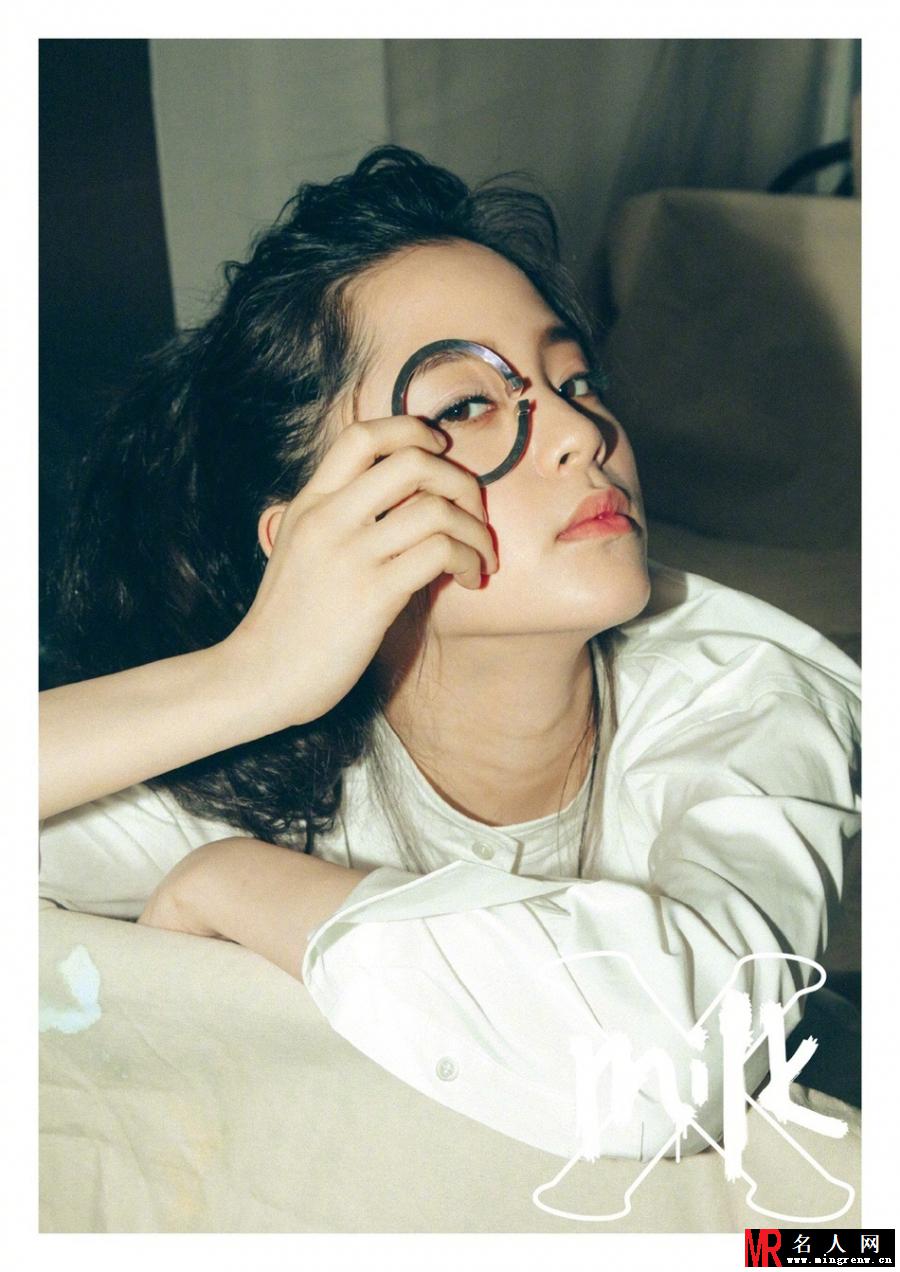 16岁欧阳娜娜扮熟女 穿艳丽红裙秀香肩美腿(1)