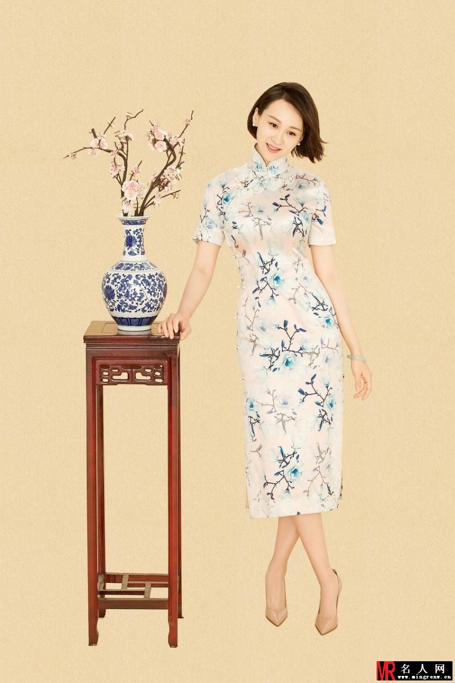 演员练练复古写真 身着华美旗袍尽显曼妙身材(1)