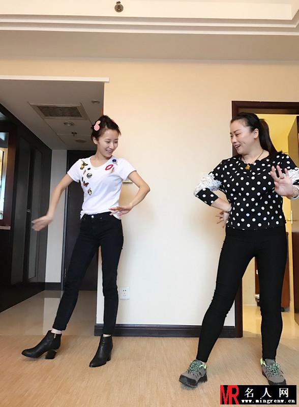 素颜气质清新似少女！李念剧组勤练唱戏有模有样(1)