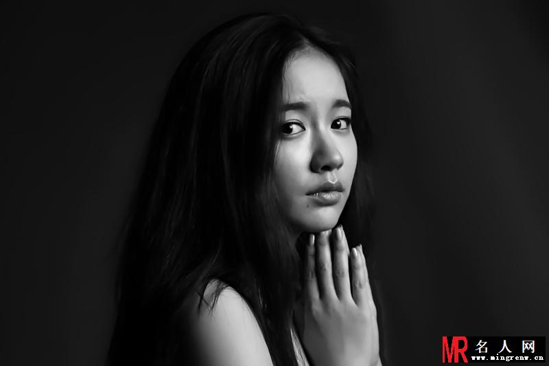 李明珠黑白写真 散发气息文艺而优雅(1)