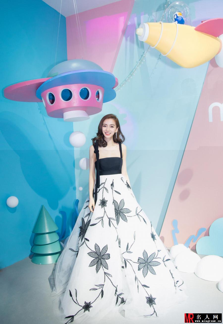 baby一身黑白礼裙亮相活动 依然少女感十足(1)