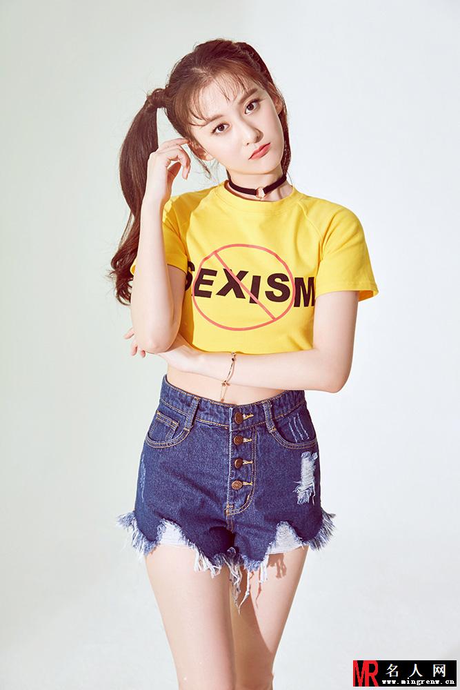李梦露假期写真 黄白条纹套装展现青春少女活力(1)