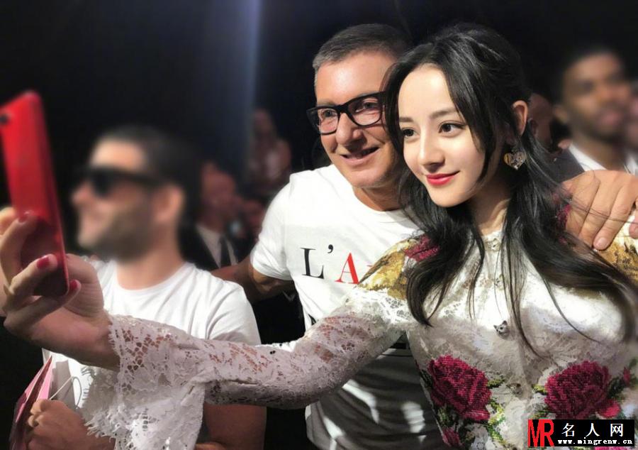 迪丽热巴镂空衬衫现身 甜美可人美腿白到发光(1)