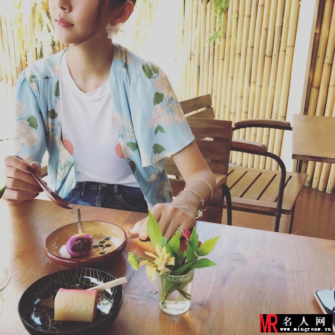 张子萱夏日清新美照 看起来就像个少女(1)