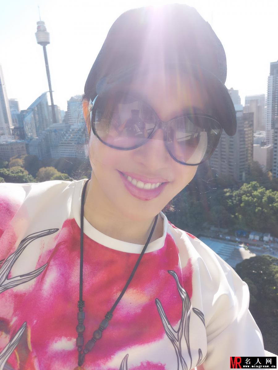 刘晓庆晒自拍照 称自拍水平有所进步(1)