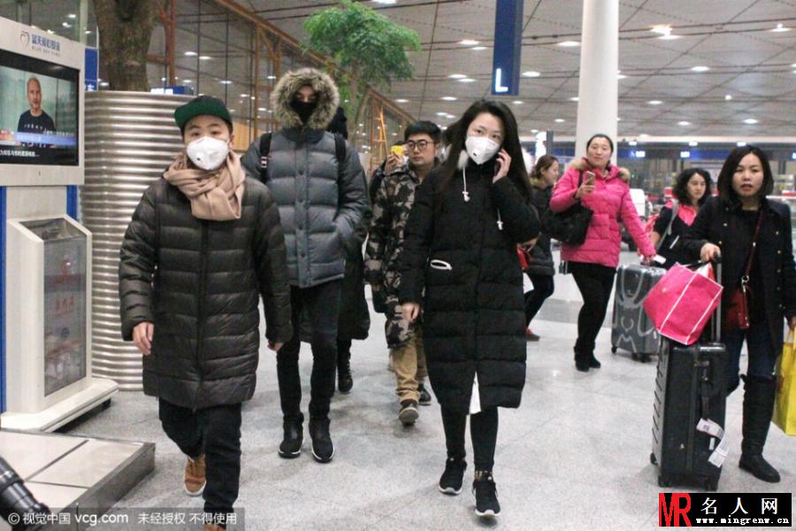 王凯深夜抵京无视狗仔 全副武装只露双眼(1)