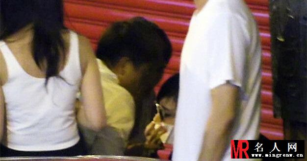40岁佘诗曼街头醉酒 被男友人揽腰搀扶(1)