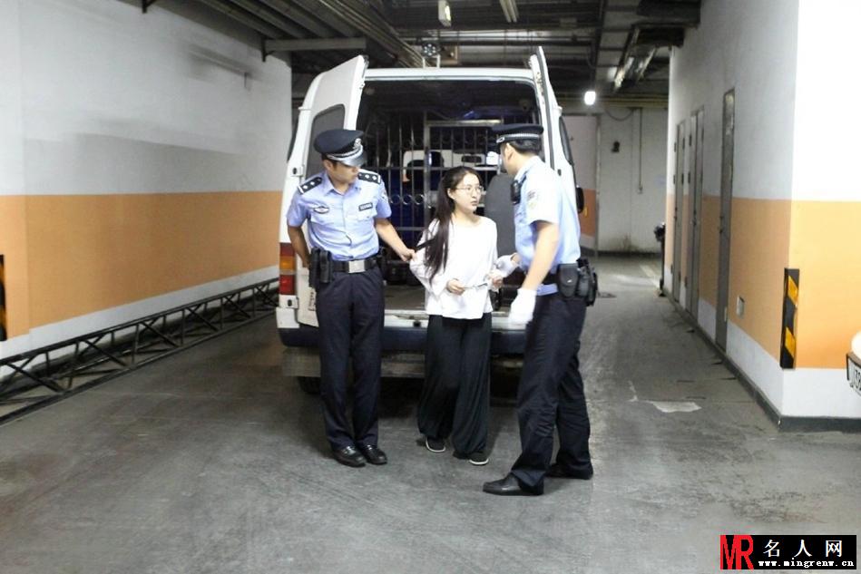 郭美美素颜走下囚车 穿白衣黑裤梳马尾显清纯(1)