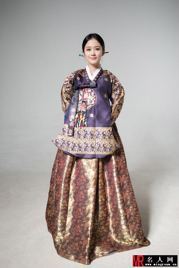 34岁张娜拉波韩服写真 童颜美貌吸睛(1)