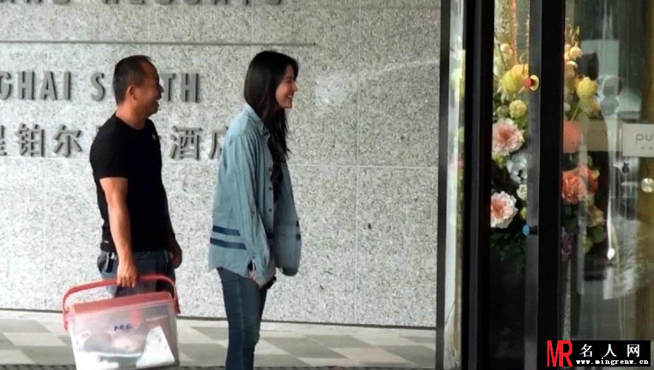 刘亦菲现身酒店  沉浸恋情变傻白甜撞旋转门(1)