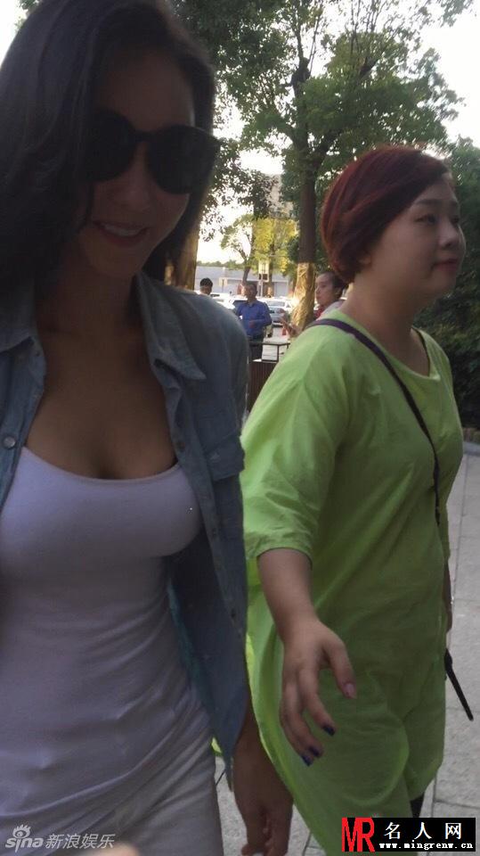 张柏芝录节目笑容满面 白T恤凸显酥胸(1)