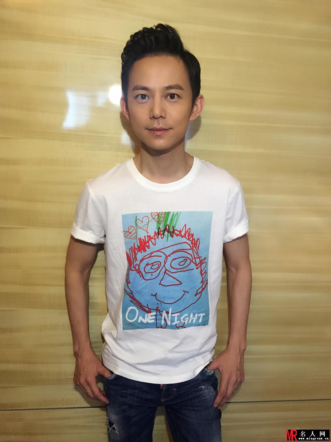 何炅变身长腿欧巴 凝望天空显偶像气质(1)