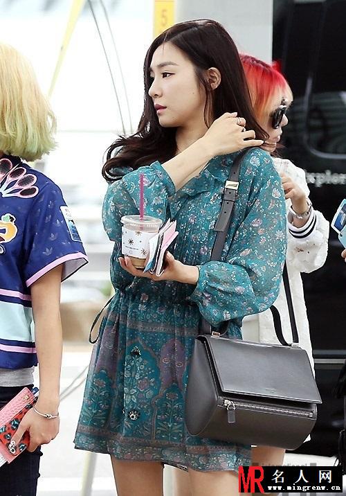 少女时代现机场 Tiffany短裙险被吹翻(1)