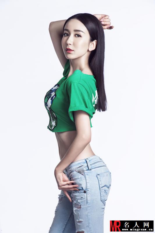 娄艺潇时尚动感写真 大秀漂亮锁骨性感小蛮腰(1)