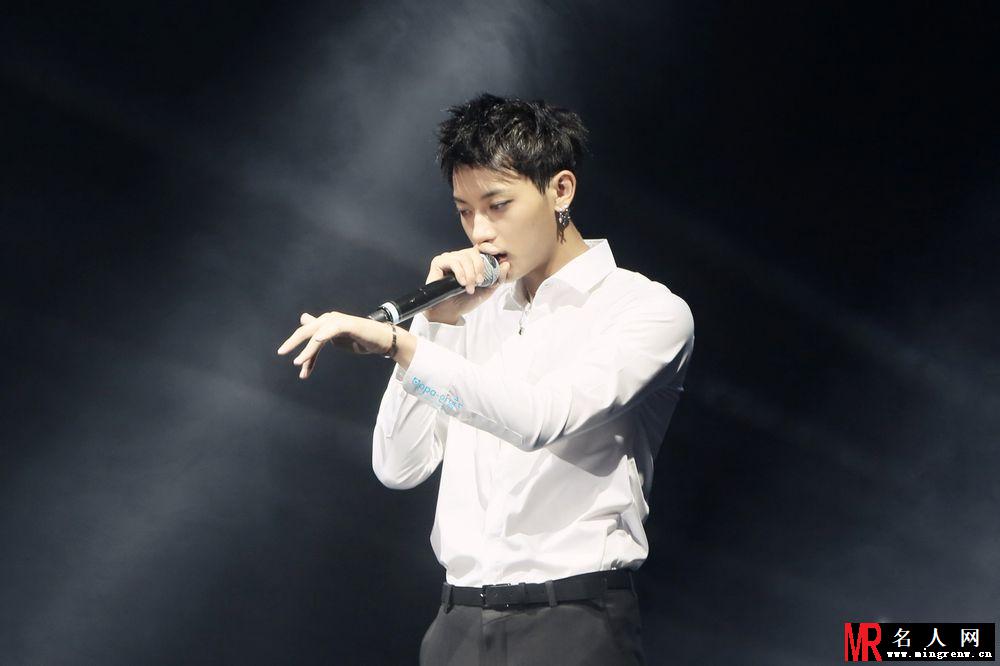 2014年8月EXO帅气亮相三星GALAXY南京音乐节黄子韬图片(1)