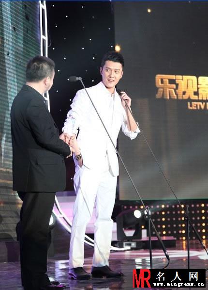 2012年中国国际时装周 冯绍峰倪妮两人窃窃私语(1)