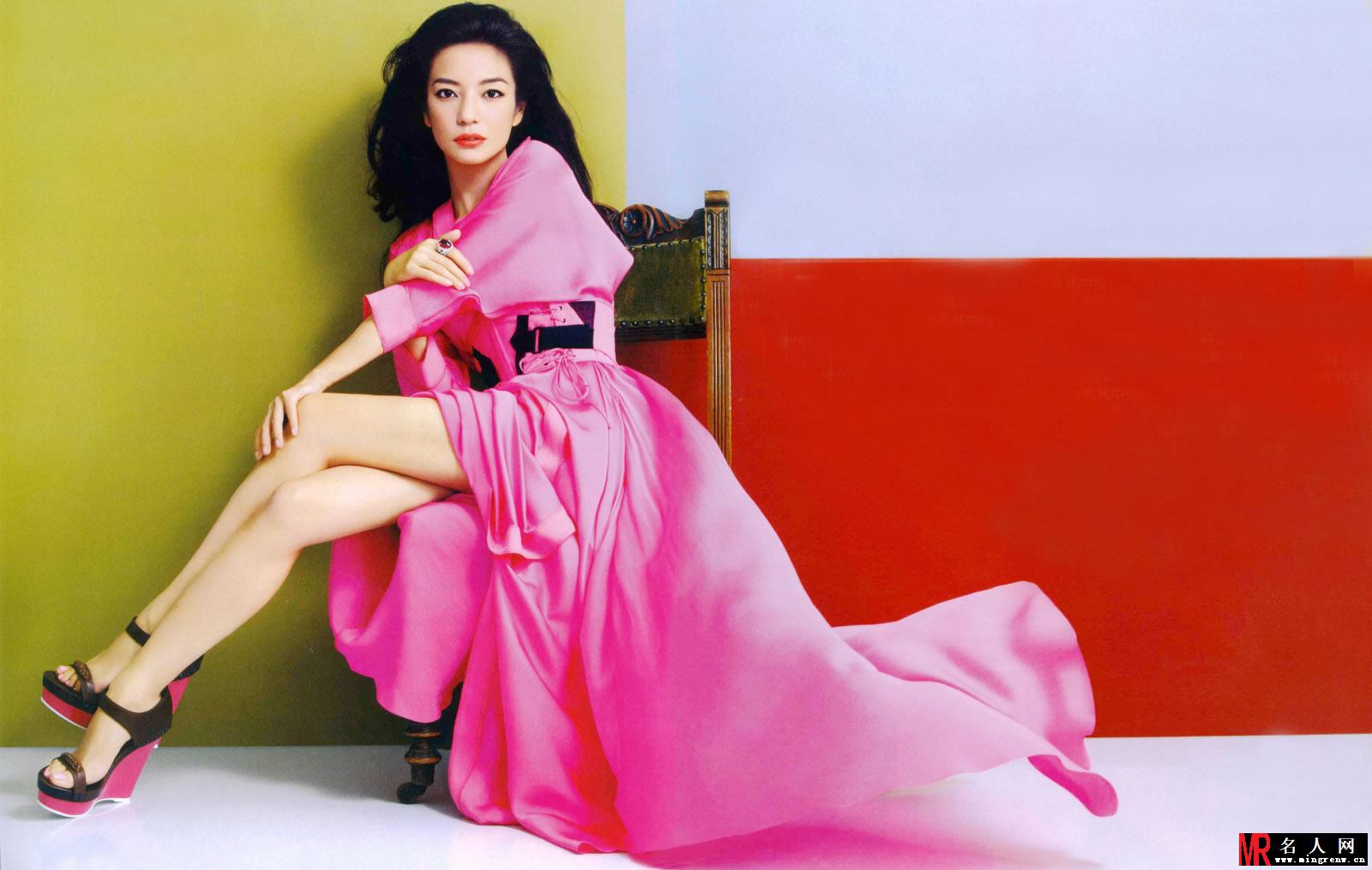 赵薇《ELLE》杂志开年封面热情开襟裙露美腿(1)