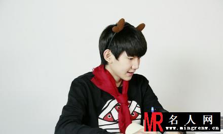TFBOYS王源给六百万粉丝的福利 可爱搞怪令人喜爱(1)