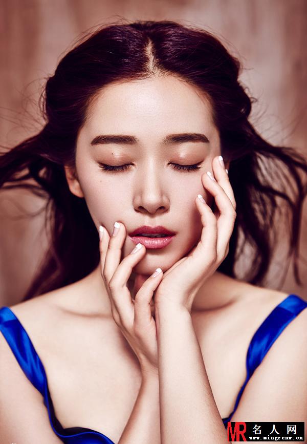 阚清子夏日写真 身穿宝蓝长裙宛若画中仙(1)