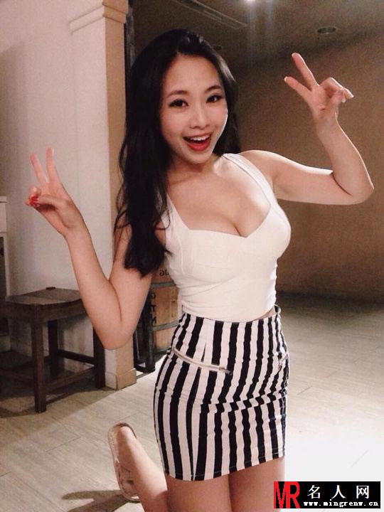 台湾最胸Showgirl晒傲人身材 36D震憾全场(1)