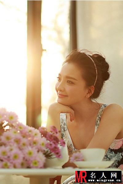 《归来》孙茜夕阳下写真 温婉气质迷人(1)