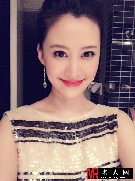 张静静红唇烈焰 露半乳演艺性感妩媚风(1)