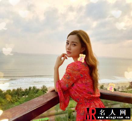 李小璐性感自拍 海边度假大秀美腿(1)