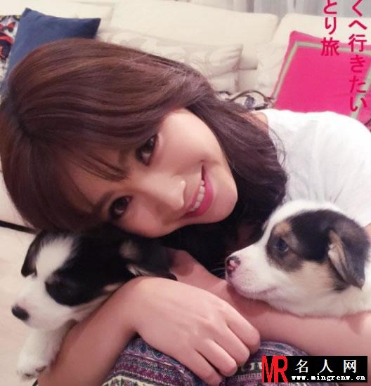 性感女神柳岩抱爱犬出镜露纹身(1)
