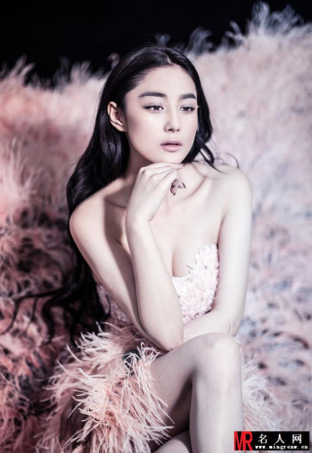 张馨予高贵性感写真 抹胸羽毛裙尽显女神范(1)