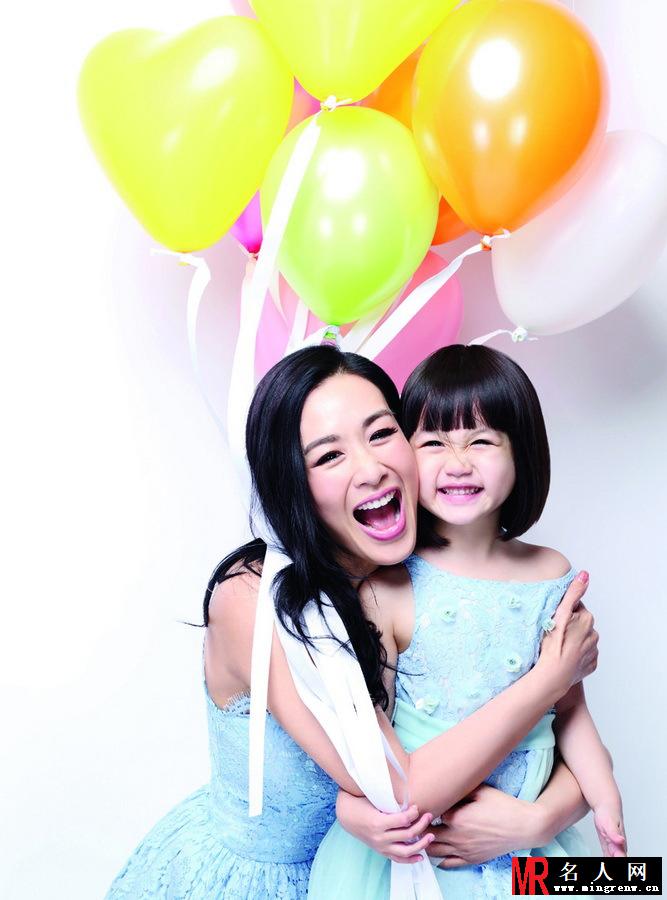 钟丽缇携女考拉拍写真 单亲妈妈绽放迷人笑容(1)