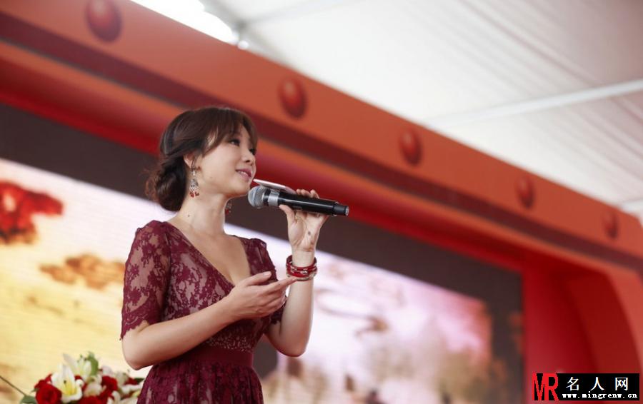柳岩着深V蕾丝连衣裙现身 人气爆棚引尖叫(1)