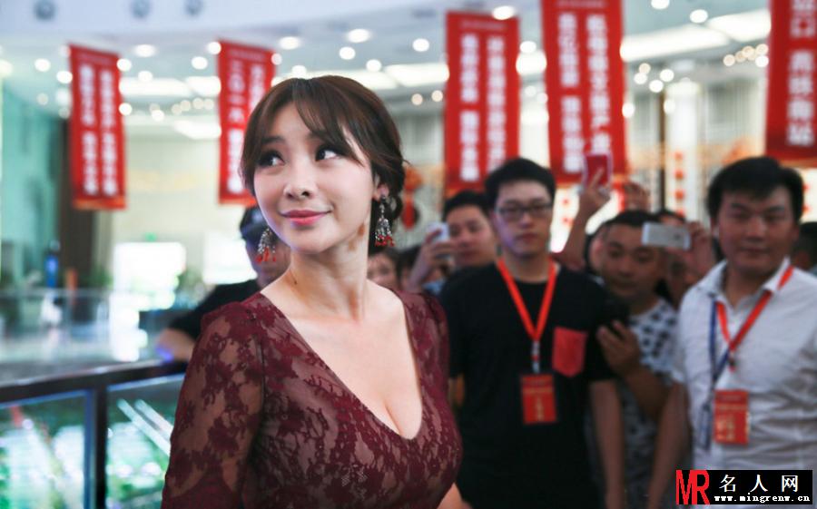 柳岩着深V蕾丝连衣裙现身 人气爆棚引尖叫(1)