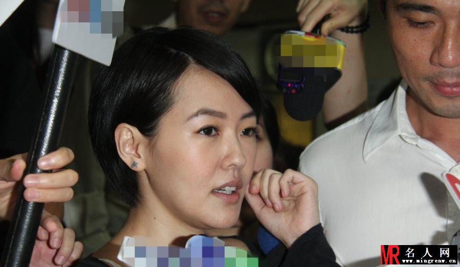 小S现身台北法院 素雅装扮显低调(1)