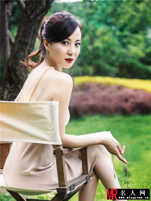 陶红休闲户外街拍曝光 烈焰红唇尽显熟女风范(1)