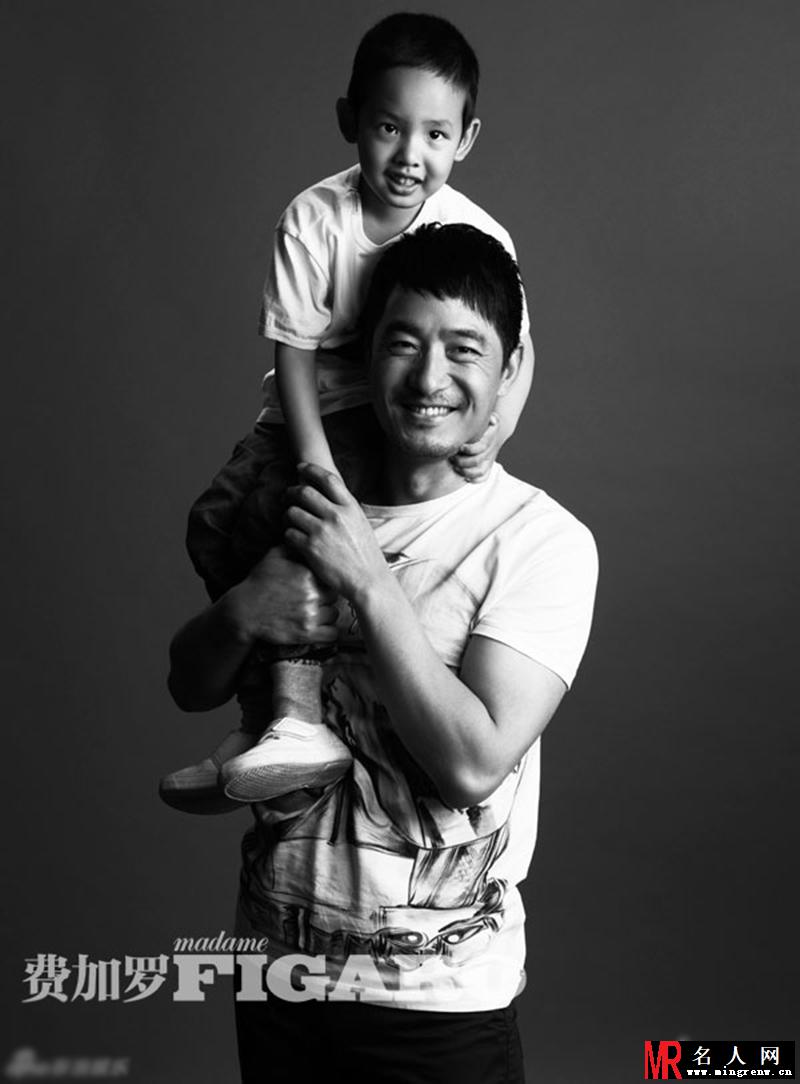 郭晓冬曝黑白亲子写真 与爱子享受欢乐时光(1)