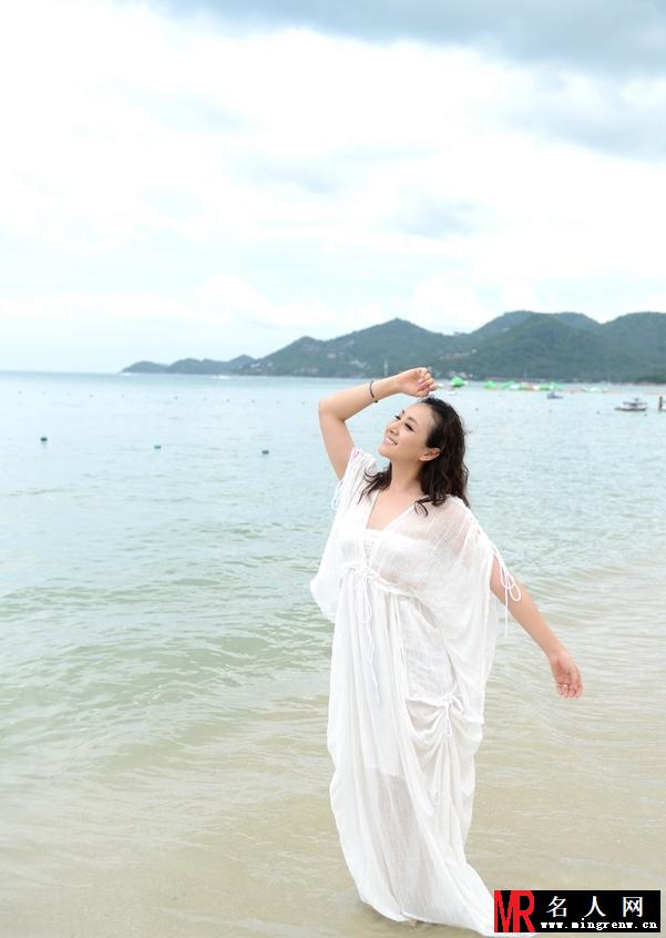 最美制片人隋兰沙滩写真 薄纱难掩傲人上围(1)