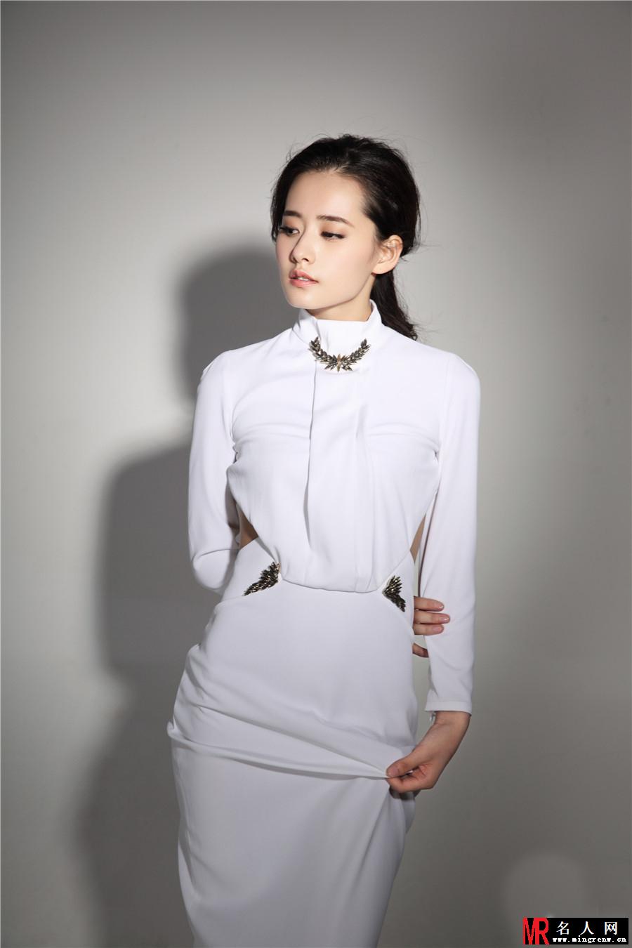 柴碧云时尚写真曝光 露背长裙秀完美身材(1)