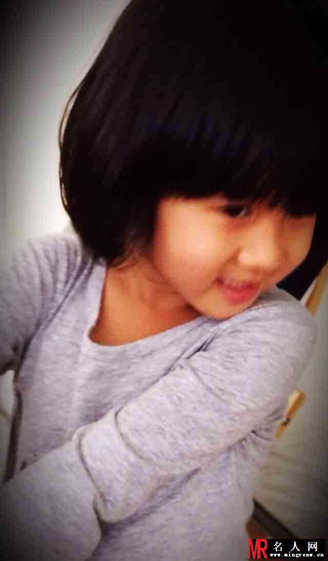 陆毅晒女儿萌照 网友大赞像爸爸(1)