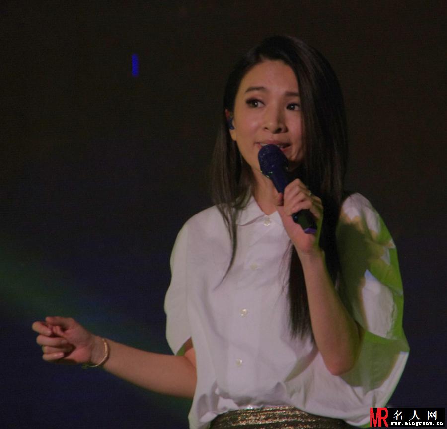 Hebe田馥甄现身武汉歌友会 激情献唱(1)