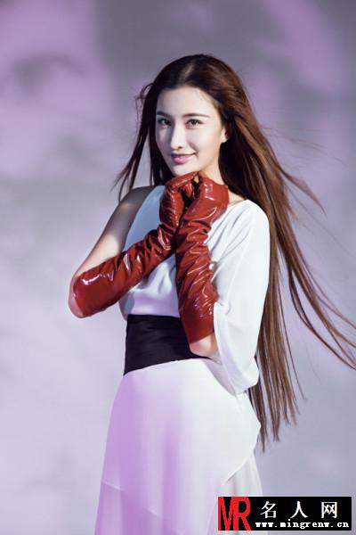 张虹一时尚写真曝光 白色长裙秀美腿(1)