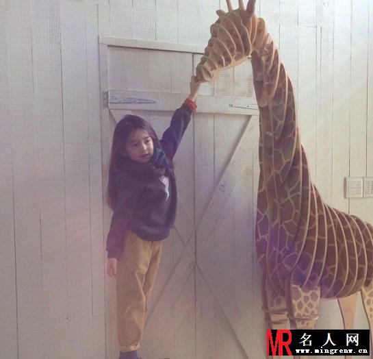 韩国小萝莉萌照走红 曾与天王Rain亲密合影(1)