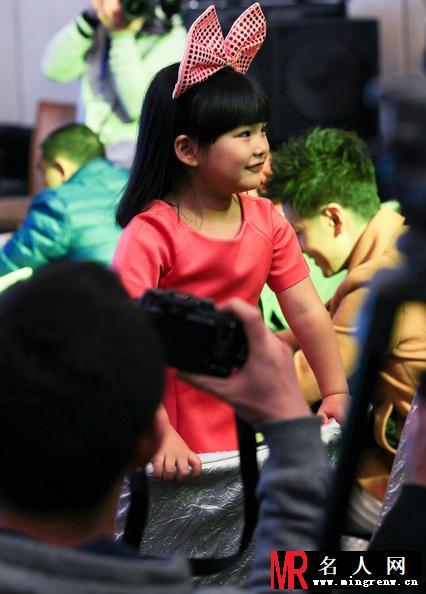 kimi王诗龄随爸爸亲密亮相 天天惨遭落单(1)