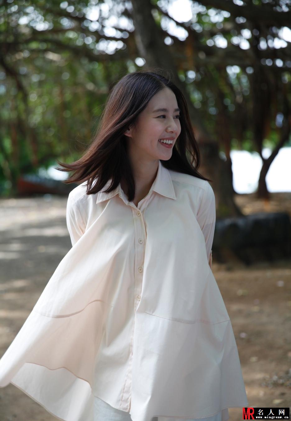 刘诗诗深夜前的五分钟片场照 女神笑容甜美(1)