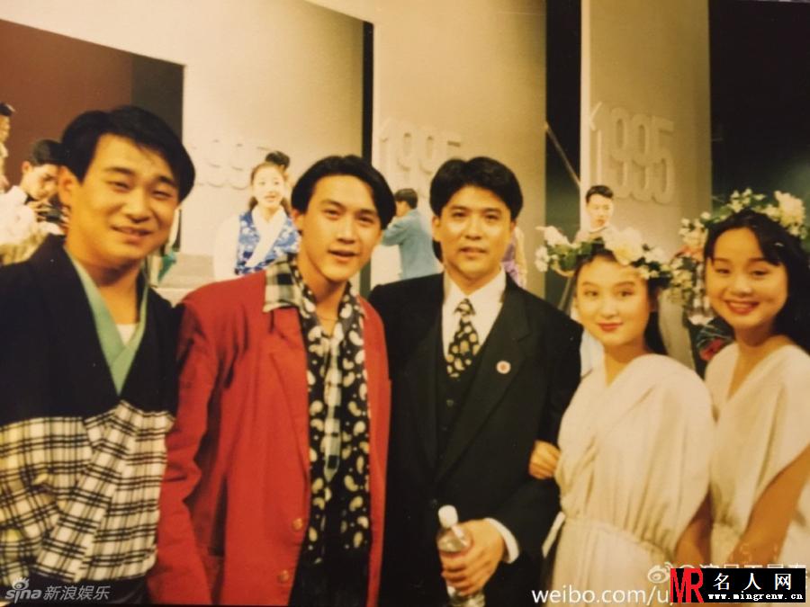 胡歌参加上戏70年校庆 学生打扮上台朗诵(1)