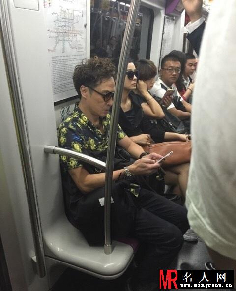 吴镇宇陈楚生挤北京地铁 早高峰轻松入座(1)