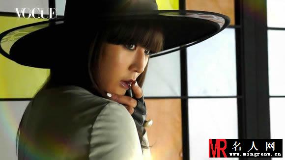 2013年4月《vogue》杂志张钧甯写真 大玩鬼马撞色风(1)