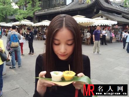 倪妮2014锦里之旅生活照 模仿大熊猫可爱搞笑(1)