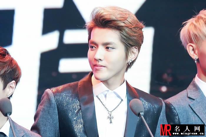 吴亦凡2013年百度沸点获奖 手持奖杯帅气发表获奖感言(1)
