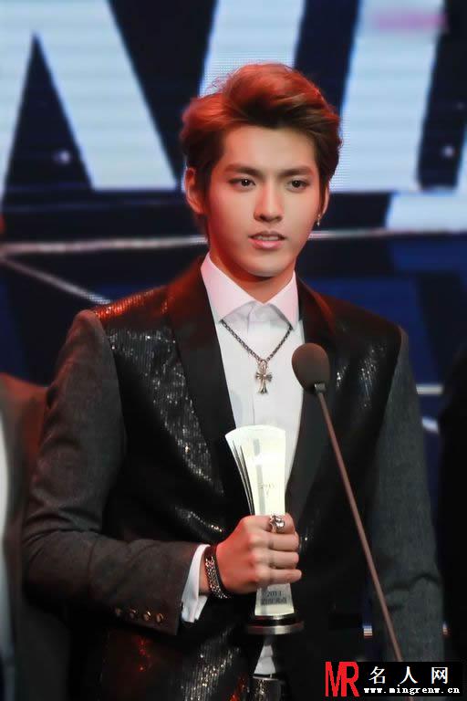 吴亦凡2013年百度沸点获奖 手持奖杯帅气发表获奖感言(1)